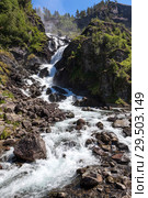 Один из двух потоков водопада Латефосс (Latefoss). Расположен в коммуне Одда, на западе Норвегии. (2018 год). Стоковое фото, фотограф Кекяляйнен Андрей / Фотобанк Лори