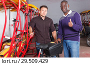 Driver of pedicab with guy. Стоковое фото, фотограф Яков Филимонов / Фотобанк Лори