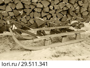 Сани Русские у поленницы. Салазки новые на снегу. Стоковое фото, фотограф Анатолий Матвейчук / Фотобанк Лори