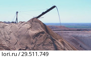 An industrial spreader in the process of work. The process of pouring rock piles. Стоковое видео, видеограф Андрей Радченко / Фотобанк Лори