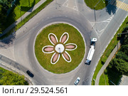 Top view of the road with a circular motion and a flower bed (2018 год). Стоковое фото, фотограф Александр Клёнов / Фотобанк Лори