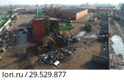 Metal recycling cranes over scrap metal (2018 год). Редакционное видео, видеограф Виктор Аллин / Фотобанк Лори