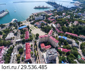 Площадь Октябрьской Революции, морская набережная и Туапсинский порт. Черное море, Туапсе, Краснодарский край, Россия (2018 год). Редакционное фото, фотограф Кекяляйнен Андрей / Фотобанк Лори