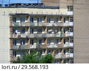Общежитие Первого Московского государственного медицинского университета им. И. М. Сеченова. Двенадцатиэтажный блочный дом серии II-18/12 (1968 года постройки). 11-я Парковая улица, 7 . Район Восточное Измайлово. Город Москва (2015 год). Стоковое фото, фотограф lana1501 / Фотобанк Лори