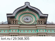 Часы на фронтоне Рижского вокзала. Москва (2018 год). Стоковое фото, фотограф Александр Щепин / Фотобанк Лори