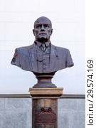 Щусев Алексей Викторович. Бюст-памятник у Казанского вокзала. Москва (2018 год). Редакционное фото, фотограф Александр Щепин / Фотобанк Лори