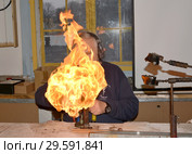 Воспламенение газовой горелки. Фабрика елочных игрушек. Кентшин, Польша (2018 год). Редакционное фото, фотограф Ирина Борсученко / Фотобанк Лори