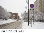 The city road is covered with snow (2018 год). Стоковое фото, фотограф Александр Клёнов / Фотобанк Лори
