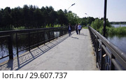 Сургут. Парк через Сайму - люди на мосту. Surgut. Park across the Saima - people on the bridge. (2015 год). Стоковое видео, видеограф Евгений Романов / Фотобанк Лори