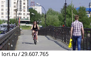 Сургут. Парк через Сайму - люди на мосту. Surgut. Park across the Saima - people on the bridge. (2015 год). Стоковое видео, видеограф Евгений Романов / Фотобанк Лори
