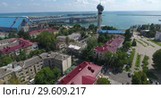Площадь Октябрьской Революции, морская набережная и Туапсинский порт с диспетчерской башней. Черное море, Туапсе, Краснодарский край, Россия (2018 год). Редакционное видео, видеограф Кекяляйнен Андрей / Фотобанк Лори