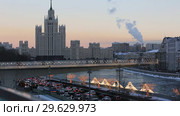 Вечерняя Москва. Автомобили едут в пробке на Москворецкой набережной. Вид на Парящий мост и высотка на Котельнической набережной (2018 год). Редакционное видео, видеограф Яна Королёва / Фотобанк Лори