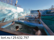 Люди принимают термальные ванны (2016 год). Редакционное фото, фотограф А. А. Пирагис / Фотобанк Лори