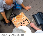 Двое мужчин играют в шахматы (2018 год). Редакционное фото, фотограф Вячеслав Палес / Фотобанк Лори