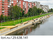 Kaliningrad, Russia - 18 August 2016: townspeople walk on the new promenade Admiral Tributs. Стоковое фото, фотограф Сергей Трофименко / Фотобанк Лори