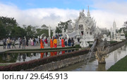 Утро у храма Wat Rong Khun (Белый храм). Чианг Рай, Таиланд (2018 год). Редакционное видео, видеограф Виктор Карасев / Фотобанк Лори