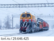 Railway snow machine at the station during snowfall (2019 год). Редакционное фото, фотограф Евгений Харитонов / Фотобанк Лори