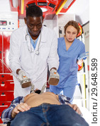 Emergency doctor using defibrillator. Стоковое фото, фотограф Яков Филимонов / Фотобанк Лори