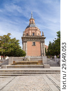 Мадрид, Испания. Площадь де лос Каррос (Plaza de los Carros) и Сан-Андрес (Iglesia de San Andres) – одна из древнейших церквей Мадрида (2017 год). Редакционное фото, фотограф Rokhin Valery / Фотобанк Лори