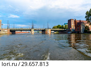 Река Преголя. Высокий мост. Калининград (2018 год). Редакционное фото, фотограф Александр Щепин / Фотобанк Лори