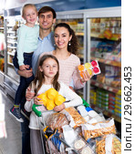 Parents with two kids buying fruit yoghurt. Стоковое фото, фотограф Яков Филимонов / Фотобанк Лори