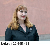 Зрелая женщина в черном пиджаке смотрит в сторону. Стоковое фото, фотограф Ирина Борсученко / Фотобанк Лори