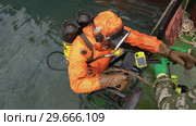 Водолаз выходит из воды на борт корабля после погружения в море (2018 год). Редакционное видео, видеограф А. А. Пирагис / Фотобанк Лори