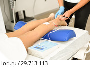 Electroacupuncture dry with needle on female ankle. Стоковое фото, фотограф Javier Sánchez Mingorance / Ingram Publishing / Фотобанк Лори