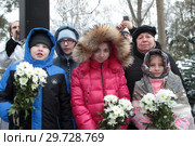 У могилы протоиерея Владимира Ганина митрополит Ювеналий совершил заупокойную литию (2019 год). Редакционное фото, фотограф Дмитрий Неумоин / Фотобанк Лори