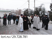 Литургия в Успенском храме села Жилино, официальные лица встречают митрополита Ювеналия (2019 год). Редакционное фото, фотограф Дмитрий Неумоин / Фотобанк Лори