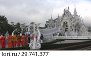 Молодые буддистские монахи у Белого храма (Wat Rong Khun). Чианг Рай, Таиланд (2018 год). Редакционное видео, видеограф Виктор Карасев / Фотобанк Лори