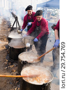 Celebration of escudella on Castelltercol, Catalonia (2018 год). Редакционное фото, фотограф Яков Филимонов / Фотобанк Лори