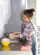 Mom and daughter do the dishes. Стоковое фото, фотограф Типляшина Евгения / Фотобанк Лори