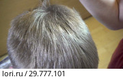 Close up of a hairstyle of the man the machine for a hairstyle of hair the hairdresser. Стоковое видео, видеограф Куликов Константин / Фотобанк Лори