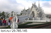 У Белого храма (Wat Rong Khun) облачным утром. Чианг Рай, Таиланд (2018 год). Редакционное видео, видеограф Виктор Карасев / Фотобанк Лори