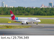 Самолет Sukhoi Superjet 100 (RA-89087) авиакомпании "Ямал" в аэропорту Пулково  солнечным летним днем. Санкт-Петербург (2018 год). Редакционное фото, фотограф Виктор Карасев / Фотобанк Лори