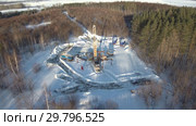 Ремонт нефтяной скважины зимой. Вид с воздуха. Oil well repair in winter. Aerial view. Стоковое видео, видеограф Евгений Романов / Фотобанк Лори