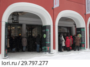 Москва, люди стоят в очереди ны выставку Куинджи (2019 год). Редакционное фото, фотограф Дмитрий Неумоин / Фотобанк Лори