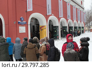 Москва, длинная очередь людей в Третьяковку на Архипа Куинджи (2019 год). Редакционное фото, фотограф Дмитрий Неумоин / Фотобанк Лори