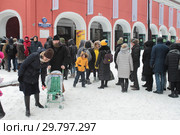Москва, очередь в Третьяковку на Куинджи (2019 год). Редакционное фото, фотограф Дмитрий Неумоин / Фотобанк Лори