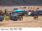 Mongolian nomad camp. Guests came to the national holiday and national wrestling competitions. (2017 год). Редакционное фото, фотограф Сергей Пристяжнюк (Serg Zastavkin) / Фотобанк Лори
