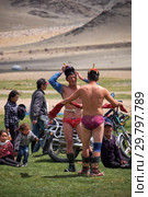 Mongolian nomad camp. Mongolian wrestlers wrestling in nature. (2017 год). Редакционное фото, фотограф Сергей Пристяжнюк (Serg Zastavkin) / Фотобанк Лори