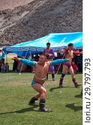 Mongolian nomad camp. Mongolian wrestlers wrestling in nature. (2017 год). Редакционное фото, фотограф Сергей Пристяжнюк (Serg Zastavkin) / Фотобанк Лори