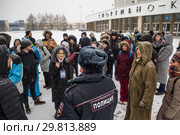 Сотрудник полиции общается с участниками акции в защиту СКК.  Флешмоб  "Обнять СКК. Окружим СКК живым кольцом". (2019 год). Редакционное фото, фотограф Евгений Кашпирев / Фотобанк Лори