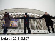 Участники акции в защиту СКК «Петербургский» от сноса встали в линию, взявшись за руки.  Флешмоб  "Обнять СКК. Окружим СКК живым кольцом". (2019 год). Редакционное фото, фотограф Евгений Кашпирев / Фотобанк Лори