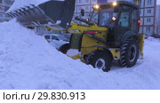 Трактор убирает снег с проезжей части. Tractor removes snow from the roadway. (2019 год). Стоковое видео, видеограф Евгений Романов / Фотобанк Лори