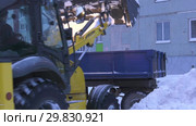 Трактор убирает снег с проезжей части. Tractor removes snow from the roadway. (2019 год). Редакционное видео, видеограф Евгений Романов / Фотобанк Лори