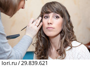 Young bride preparation with make up applying and working with curling iron, facial portrait of woman. Стоковое фото, фотограф Кекяляйнен Андрей / Фотобанк Лори