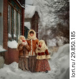 Vintage portrait of smiling little girl with lollipop in winter town. Стоковое фото, фотограф Julia Shepeleva / Фотобанк Лори