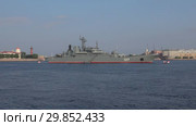 Большой десантный корабль "Минск" в акватории Невы. Подготовка к празднованию Дня ВМФ в Санкт-Петербурге (2018 год). Редакционное видео, видеограф Виктор Карасев / Фотобанк Лори